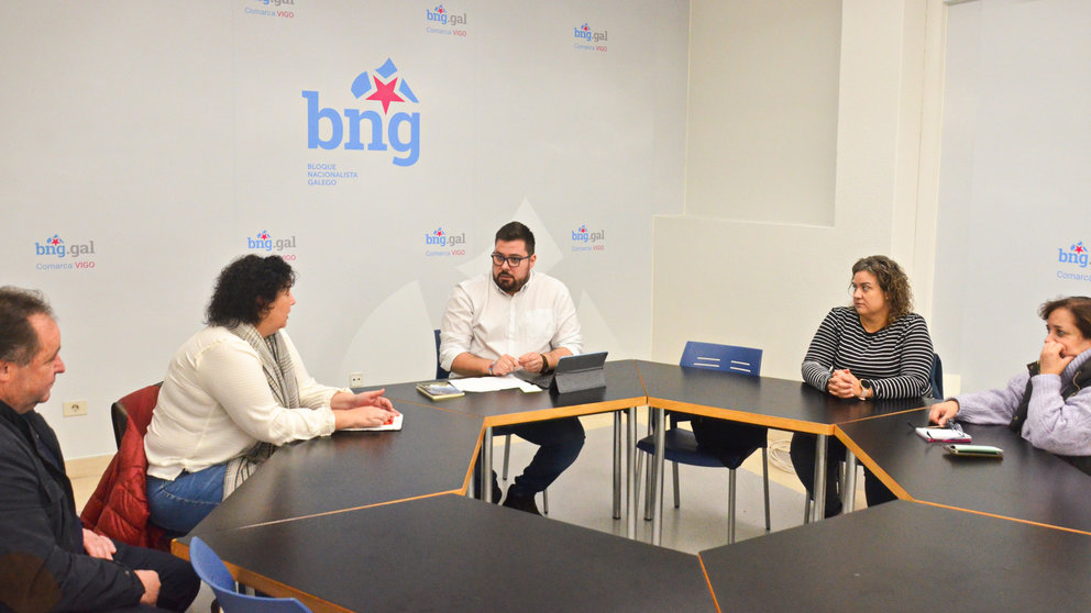 O portavoz municipal do BNG de Vigo, Xabier P. Igrexas, reunido co Comité de Empresa da limpeza de dependencias municipais