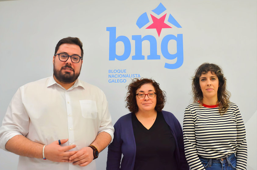 O portavoz municipal do BNG de Vigo, Xabier P. Igrexas, e as deputadas no Parlamento galego, Carmela González e Alexandra Fernández