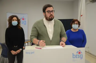 Alexandra Fern&aacute;ndez, Xabier P. Igrexas e Carmela Gonz&aacute;lez durante a rolda de prensa