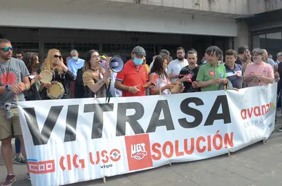 O portavoz do BNG de Vigo, Xabier P. Igrexas, apoiando unha concentraci&oacute;n do persoal de Vitrasa nas portas do Concello de Vigo