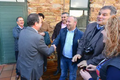Abel Caballero sa&uacute;da Roberto Ballesteros nunha foto de arquivo [Imaxe: Vigohoy]