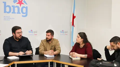 Xabier P. Igrexas e Roberto Fern&aacute;ndez Vila (esq.) reunidos coa plataforma Bembrive en P&eacute;