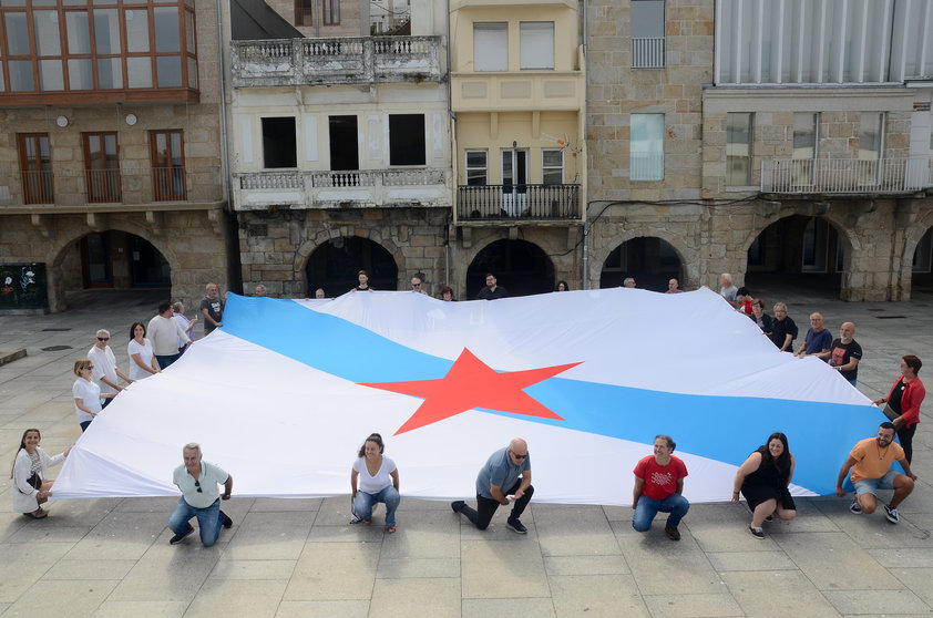 Despregamento da bandeira de Galiza no Berbés