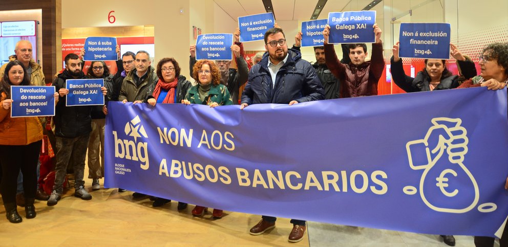 Acción simbólica do BNG contra os abusos bancarios nunha entidade financeira de Vigo