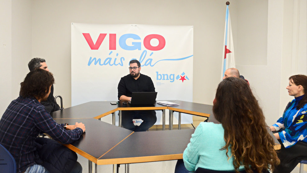 O concelleiro do BNG Vigo, Xabier P. Igrexas, reunido coa veciñanza afectada pola gasolineira en Tomás Alonso
