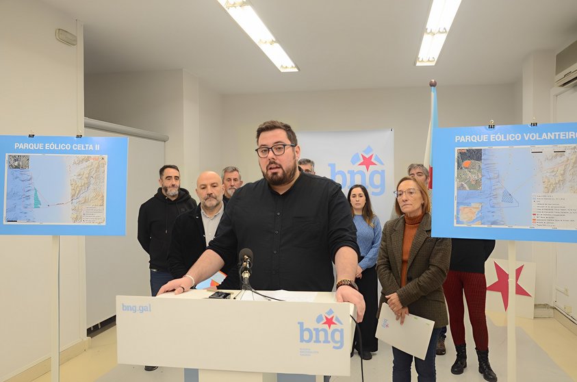 O concelleiro e candidato do BNG de Vigo, Xabier P. Igrexas, en rolda de prensa con Néstor Rego, Rosana Pérez e cargos do BNG do sur da provincia