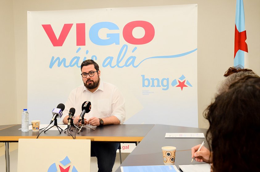 O concelleiro e candidato do BNG de Vigo, Xabier P. Igrexas, presentando as bases programáticas