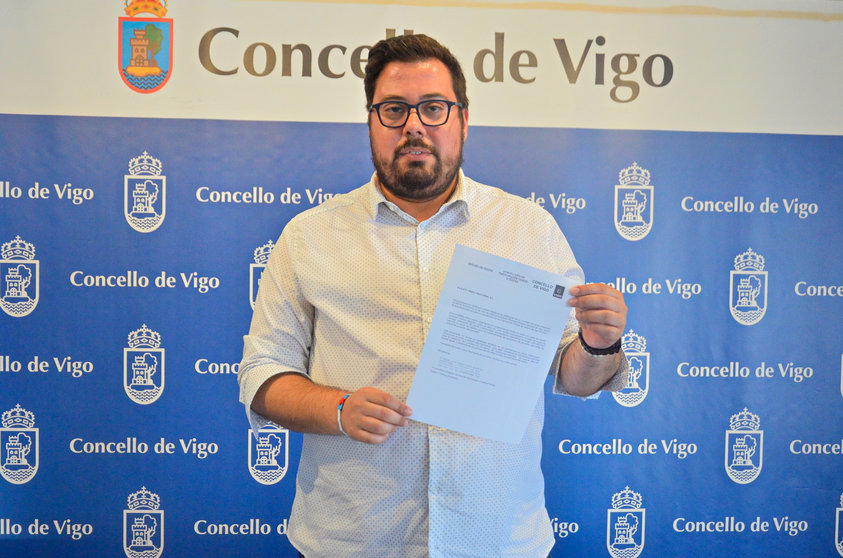 Xabier P. Igrexas, portavoz municipal do BNG Vigo, coa carta de interese