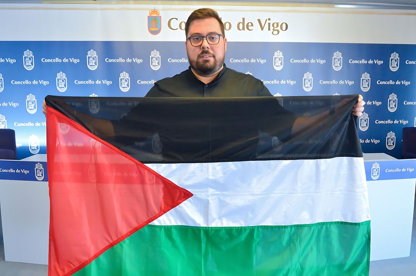Xabier P Igrexas, portavoz municipal do BNG de Vigo, coa bandeira da Palestina