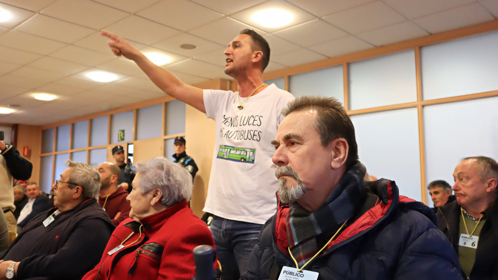 Protesta dun traballador de Vitrasa no Pleno de Vigo