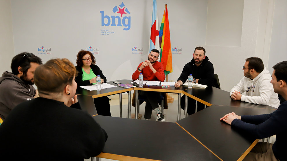 Carmela González, Brais Ruanova e David Miranda reunidos con colectivos LGBT de Vigo