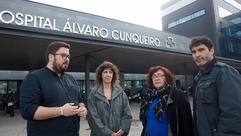 Xabier P. Igrexas, Alexandra Fernández, Carmela González e Filipe Abalde (esq. a der.) nas portas do Hospital Álvaro Cunqueiro