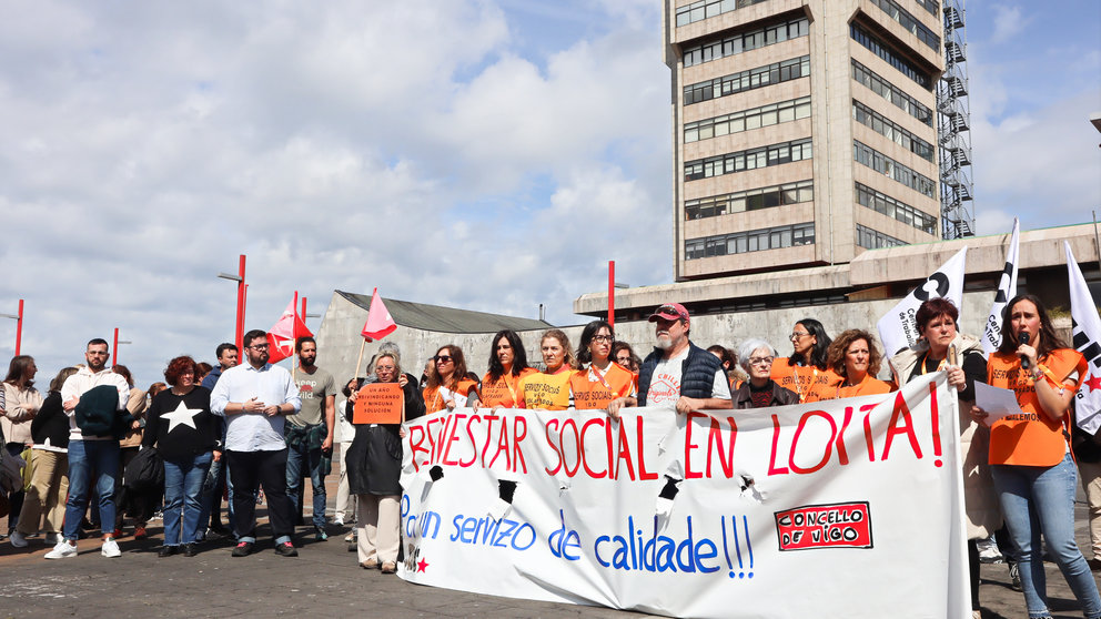 O portavoz municipal, Xabier P. Igrexas, xunto a deputada e o deputado no Parlamento galego Carmela González e Brais Ruanova, apoian a concentración das traballadoras sociais nas portas do Concello de Vigo