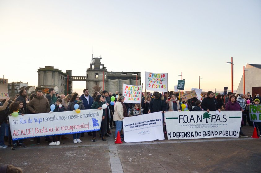 Protesta da comunidade educativa de Vigo contra a privatización da conserxería