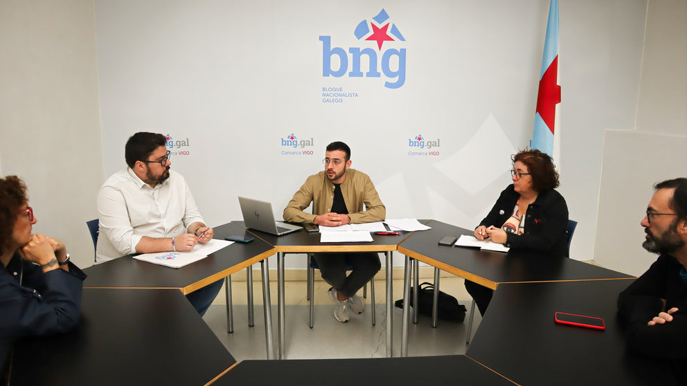 O deputado Brais Ruanova (centro), o portavoz municipal en Vigo Xabier P. Igrexas e a deputada Carmela González (der) reunidos con representantes da CIG-Industria