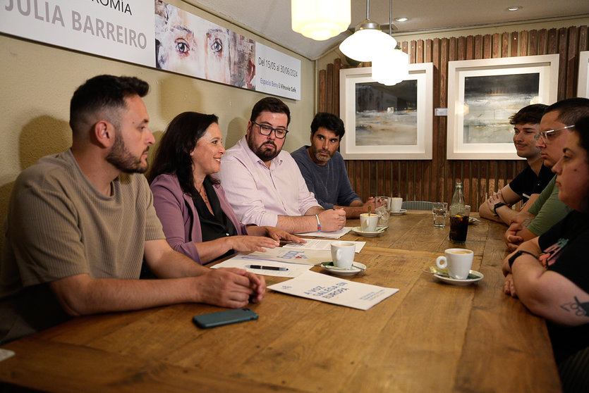 Roberto Pascual, Ana Miranda, Xabier P. Igrexas e Filipe Abalde no encontro de vivenda en Vigo