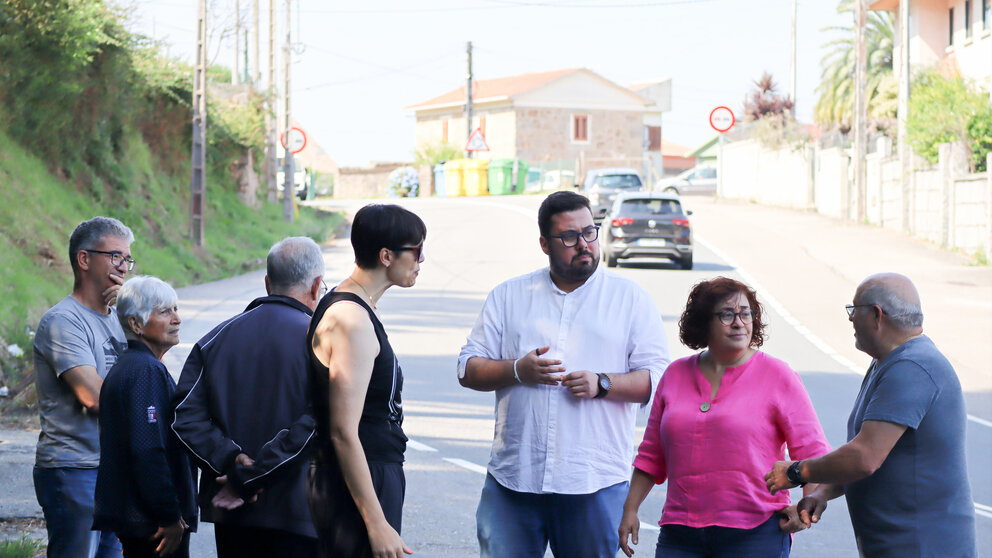 Carmela González e Xabier P. Igrexas con veciñanza afectada na estrada Camposancos