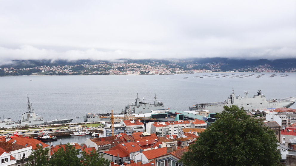 O portaavións “Juan Carlos I”, a fragata “Blas de Lezo” e o buque de asalto “Galicia” no porto de Vigo