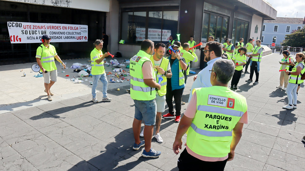 Xabier P Igrexas co persoal de zonas verdes concentrados na porta do Concello de Vigo