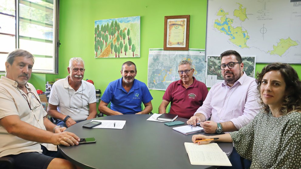 Xabier P. Igrexas e Alexandra Fernández con representantes da Mancomunidade de Montes de Vigo