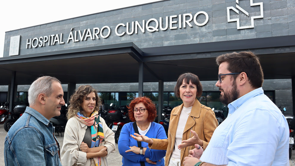 Xabier P. Igrexas, Ana Pontón, Carmela González, Alexandra Fernández e Manuel Caride na entrada do HAC