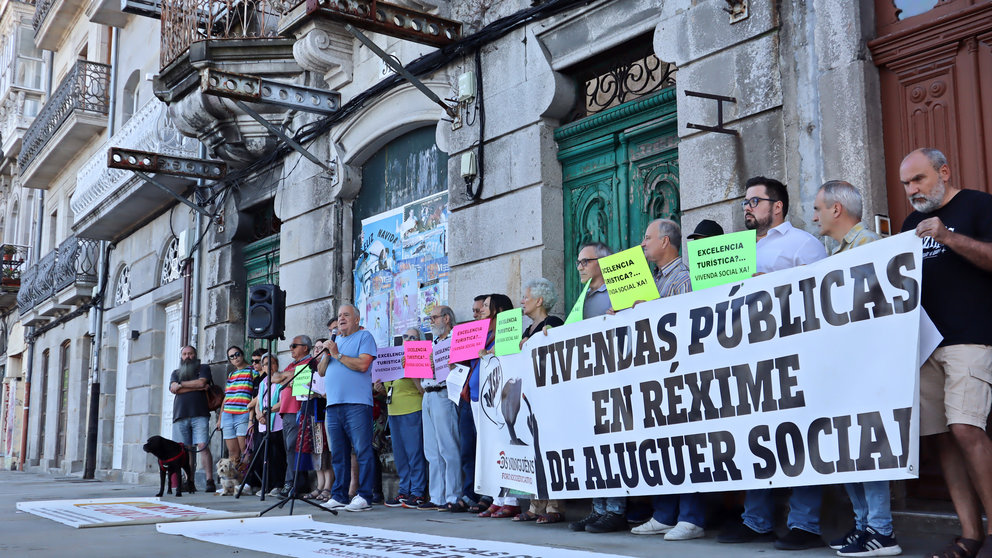 Concentración de Os Ninguens contra o aparta-hotel no Paseo de Afonso