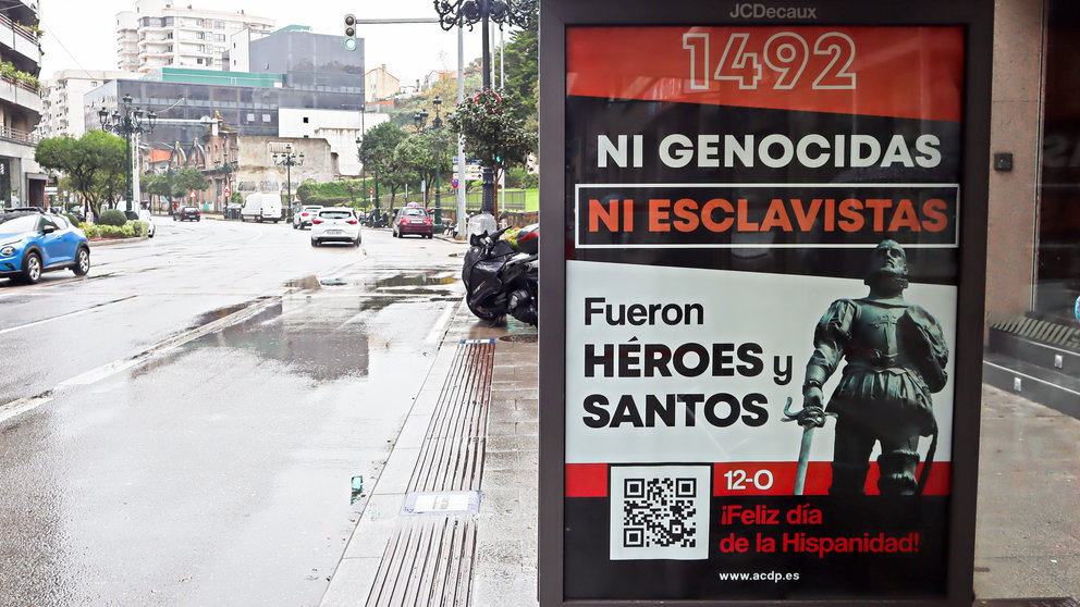 Campaña ultraespañolista nunha parada de bus en García Barbón