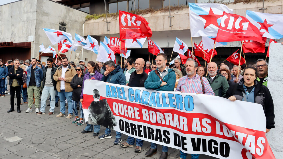 Protesta da CIG ás portas do Concello pola negativa de Caballero a instalar o monumento conmemorativo das loitas obreiras de 1972