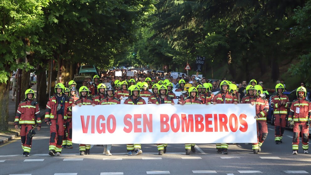 Manifestación dos bombeiros de Vigo en xuño de 2024