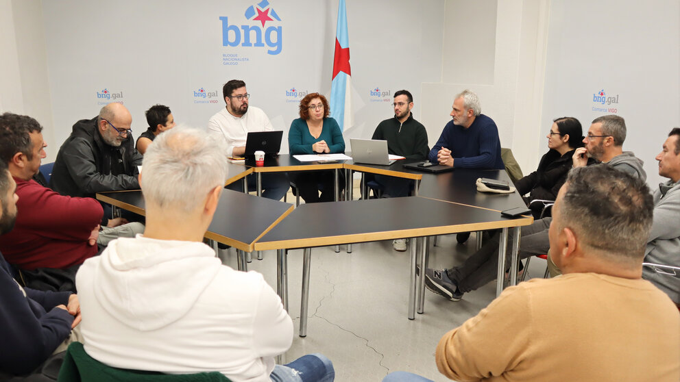 A deputada Carmela González, o portavoz municipal Xabier P. Igrexas e o deputado Brais Ruanova (no centro) con representantes do Comité de DF Lifetec Vigo