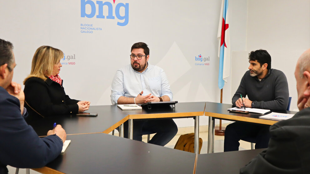 O portavoz municipal do BNG de Vigo, Xabier P. Igrexas, e o concelleiro, Filipe Abalde, reunidos con representantes da Favec