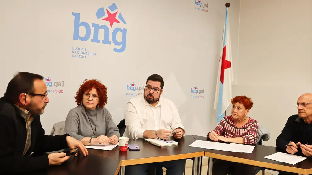 Montse Prado e Xabier P. Igrexa reunidas con representantes da DMD