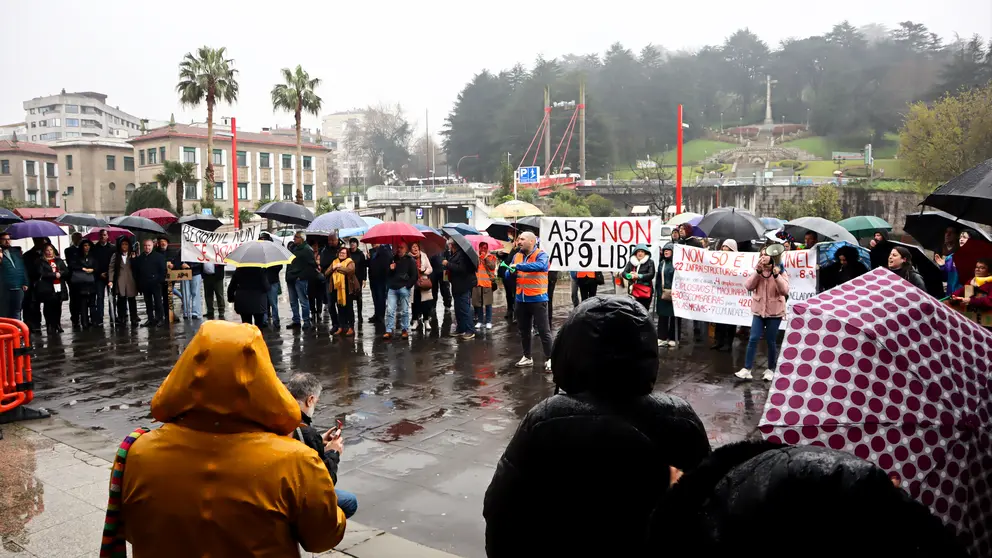 Protesta da veciñanza afectada pola A-52 nas portas do Concello de Vigo