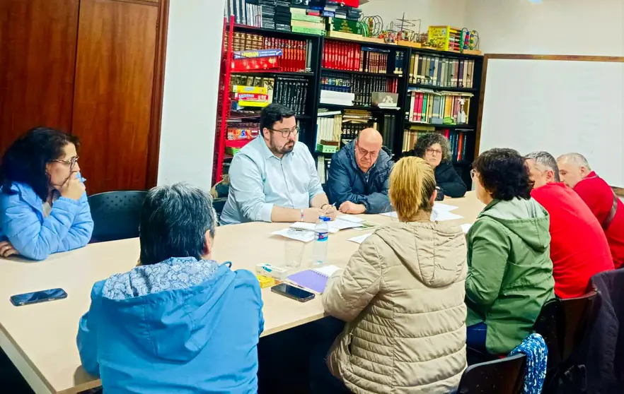 Xabier P. Igrexas reunido con veci&ntilde;anza de Coia