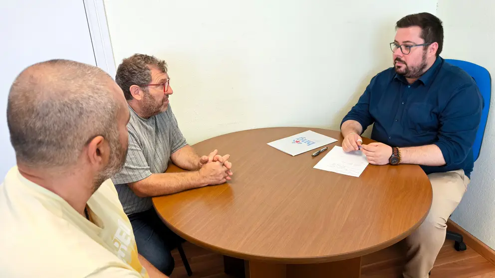 Xabier P. Igrexas reunido con representantes de CIG Correos en Vigo