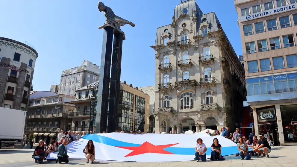 Despregadura da bandeira xigante de Galiza na Porta do Sol de Vigo