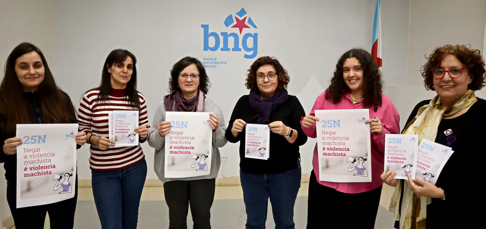 Raquel Rodr&iacute;guez, Yasmina Moreira, Ana Mart&iacute;nez, Carmela Gonz&aacute;lez, Laura Pi&ntilde;eiro e Manuela Rodr&iacute;guez  (de esq. a der.) coa imaxe da campa&ntilde;a do BNG deste 25N