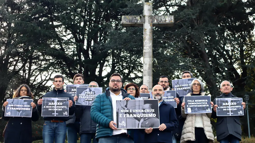 Acci&oacute;n do BNG pola retirada da cruz franquista do Castro