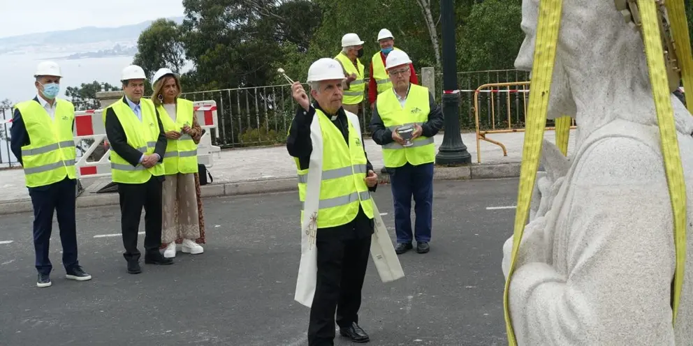Abel Caballero na colocaci&oacute;n do Sagrado Coraz&oacute;n na Gu&iacute;a, financiada con fondos do Concello