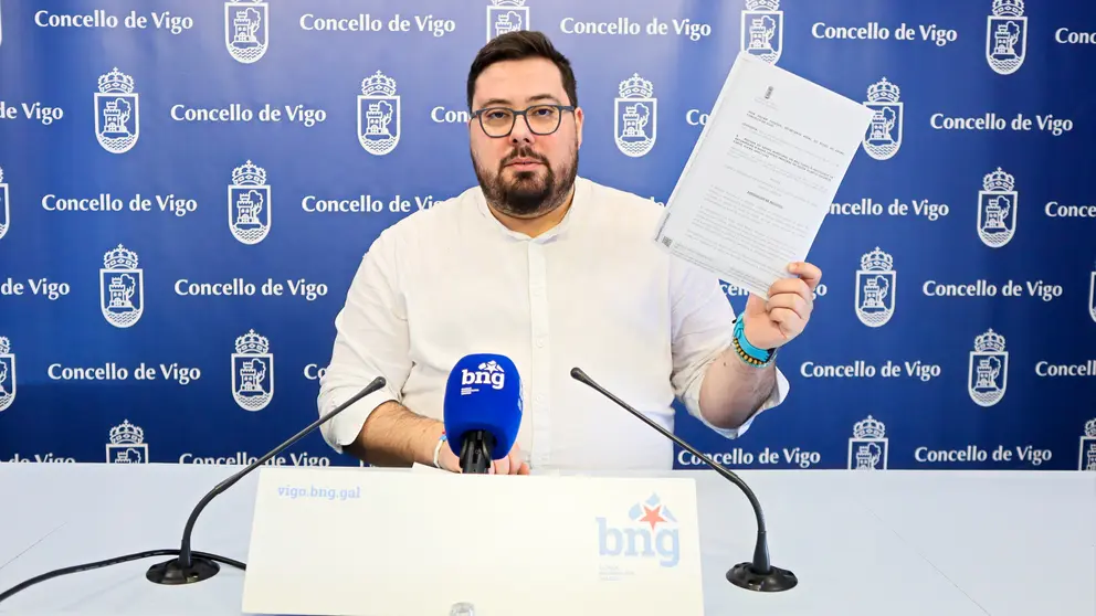 Xabier P. Igrexas, portavoz municipal do BNG de Vigo, coa moci&oacute;n aprobada polo Pleno contra o modelo do PP para o CIS Olimpia Valencia