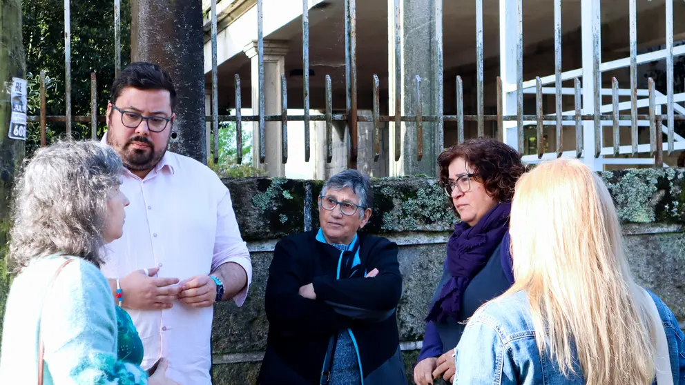 Xabier P. Igrexas e Carmela Gonz&aacute;lez con persoal e familias do centro de d&iacute;a Atalaia