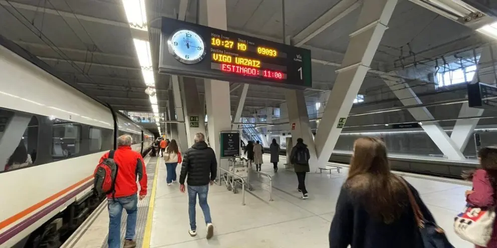 Tren demorado na estaci&oacute;n de Urz&aacute;iz (Imaxe: metropolitano.gal)