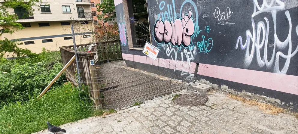 Pasarela en Castrelos pechada polo mal estado