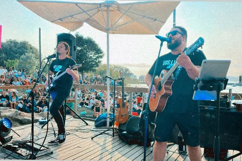 Imaxe dun concerto nun quiosco de praia
