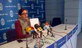 Iolanda Veloso amosa a documentación presentada pola Favec requirida para asinar o convenio de 2013