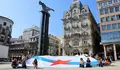 O BNG desprega unha bandeira xigante na Porta do Sol para abrir a VIII Semana da Patria Galega en Vigo