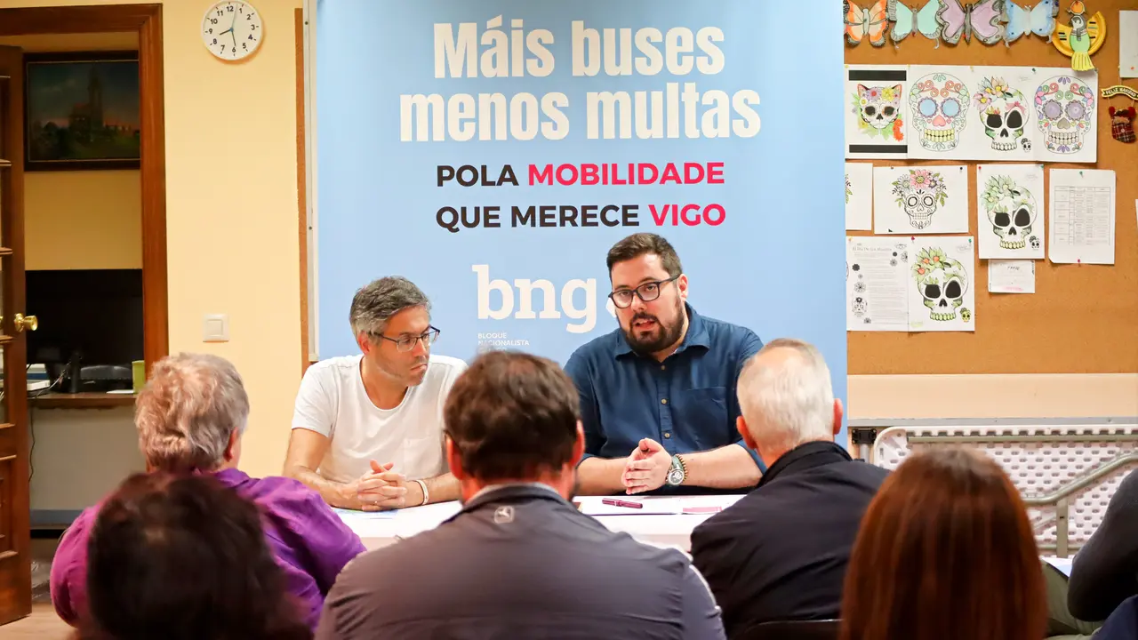 Xabier P. Igrexas, portavoz municipal do BNG, nun acto en Teis sobre o servizo de bus