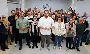 Xabier P. Igrexas (no centro) acompa&ntilde;ado da Asemblea Local do BNG de Vigo