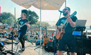 Imaxe dun concerto nun quiosco de praia
