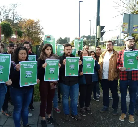 Xabier P. Igrexas co estudantado durante o acto simb&oacute;lico